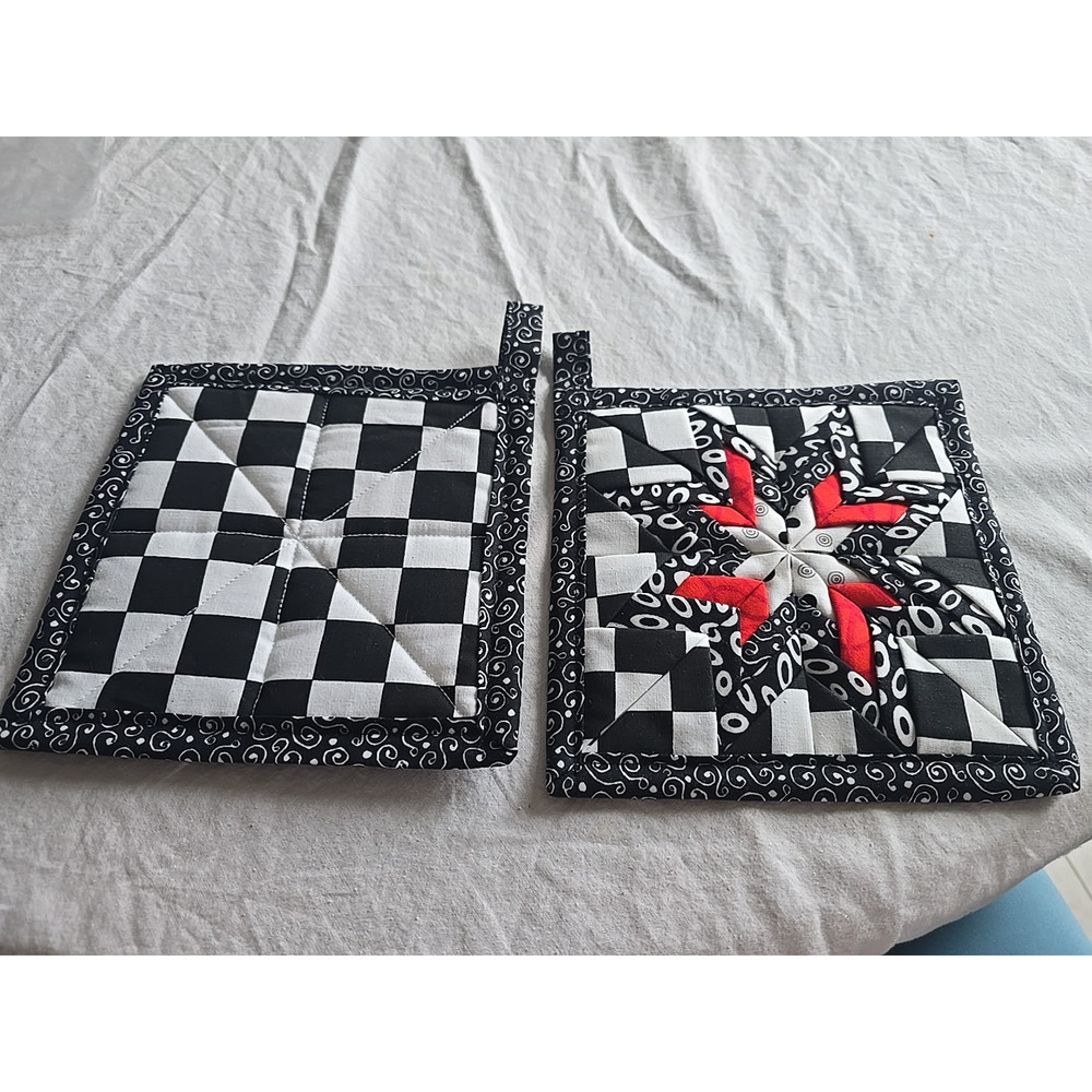 Set of 2 Hand Crafted Black‎ White Check Patchwork Cooking Kitchen Pot Holders